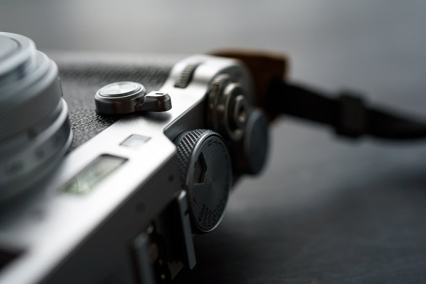 老式数码相机孤立在木制背景上图片下载