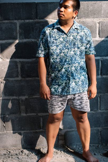 绝望的棕色皮肤男人图片下载