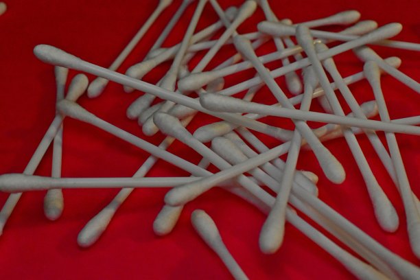 羊毛耳贴在红色背景上。图片下载