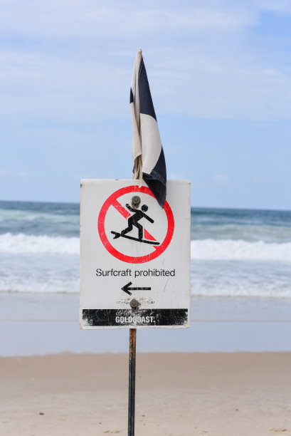澳大利亚昆士兰黄金海岸- 2019年9月24日:在黄金海岸海滩，冲浪艇禁止悬挂旗帜图片下载
