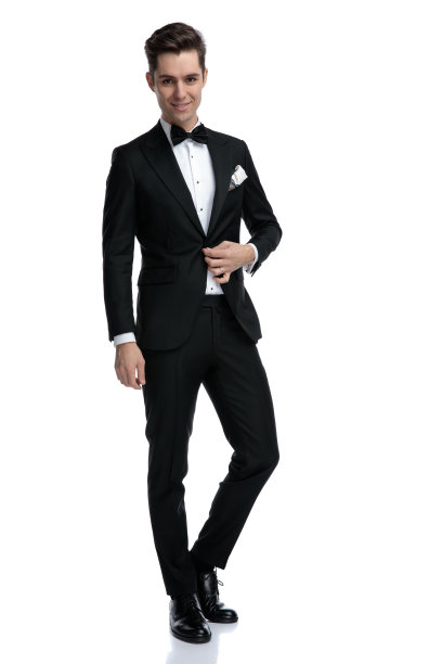 快乐的年轻人安排外套和行走在白色的背景图片下载