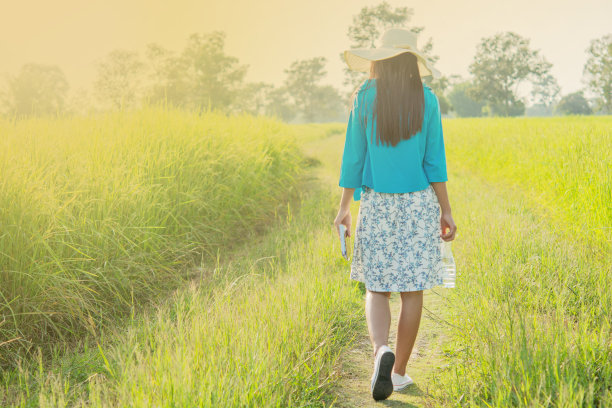 女孩手里拿着水瓶，手里拿着书和电话图片下载