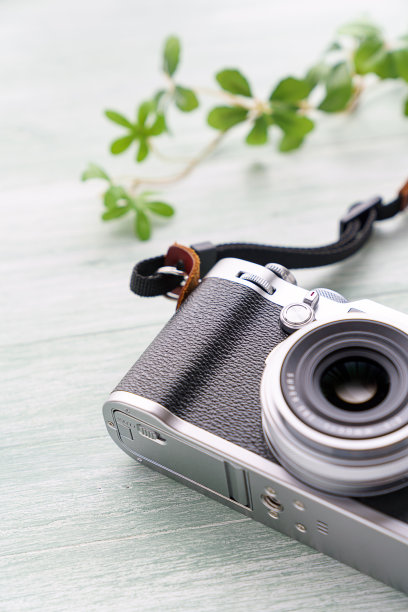 老式数码相机孤立在木制背景上图片下载