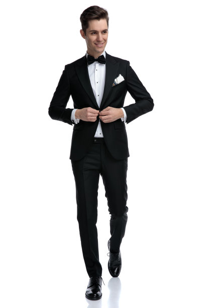 年轻优雅的马夫在散步和整理外套图片下载