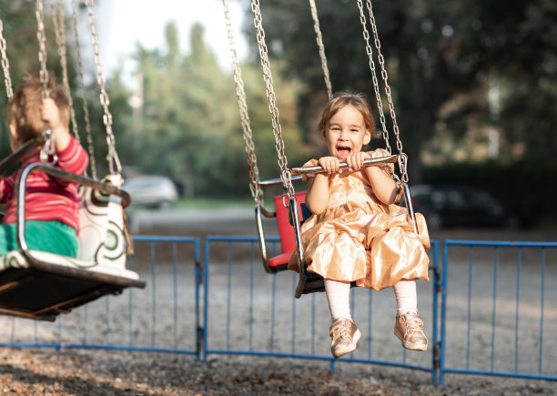 小女孩在户外的操场上玩耍图片下载