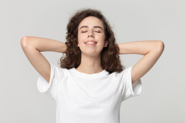 练习快乐平和的呼吸练习，管理压力。图片下载