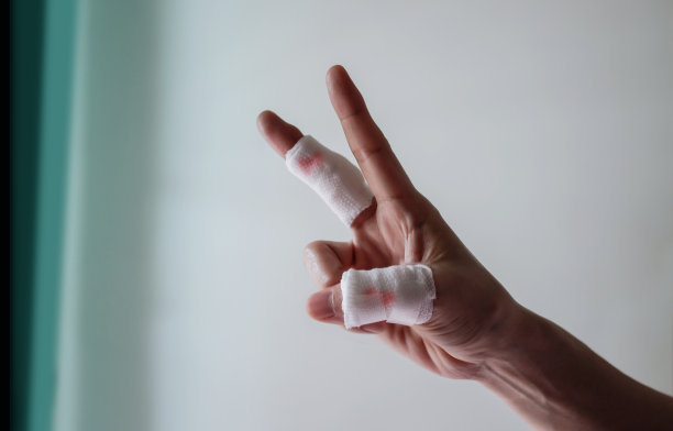 快乐和积极的概念。积极看待日常生活。用强壮和幸福的姿势包扎手指图片下载