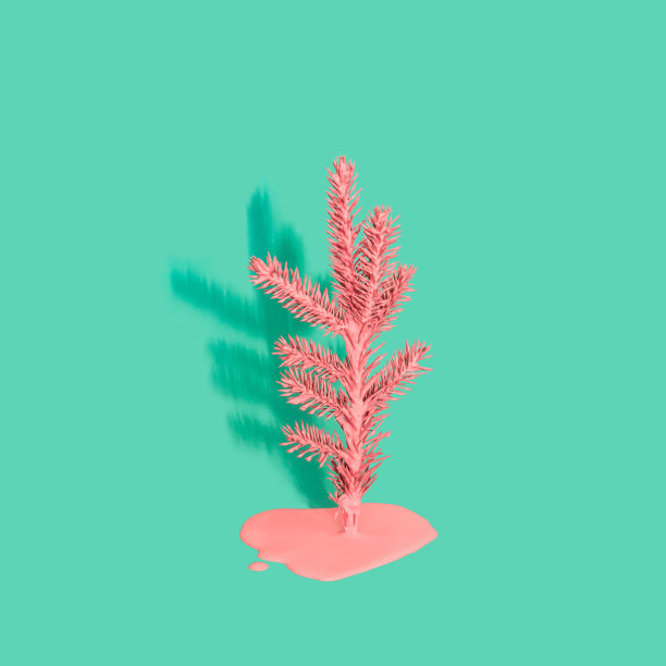 彩绘圣诞树与流动油漆和阴影薄荷绿色的背景。最小的假日概念图片下载