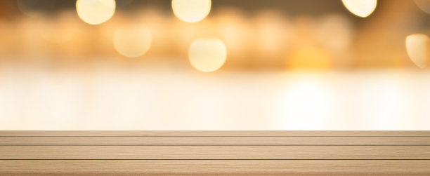 抽象模糊的内部走廊内豪华餐厅酒吧背景和现代木质柜台桌透视背景展示，推广，广告产品展示蒙太奇概念图片下载