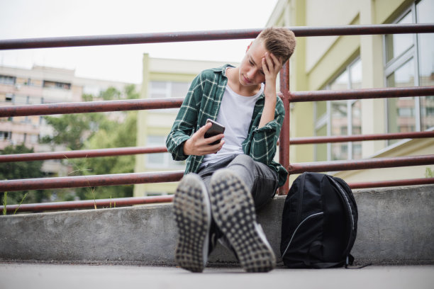 青少年在户外使用智能手机图片下载