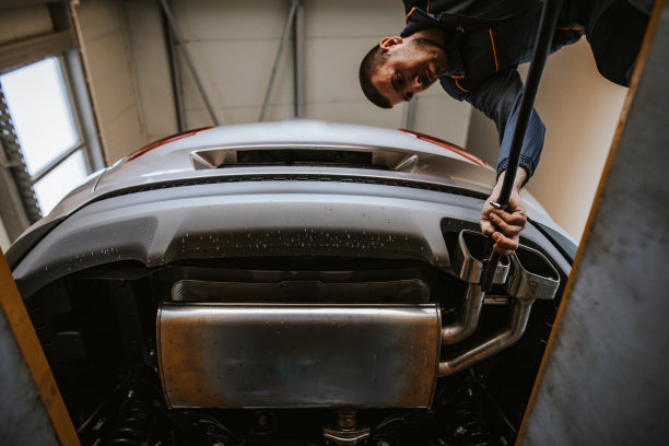 机械师检查车库排气，车辆检查图片下载