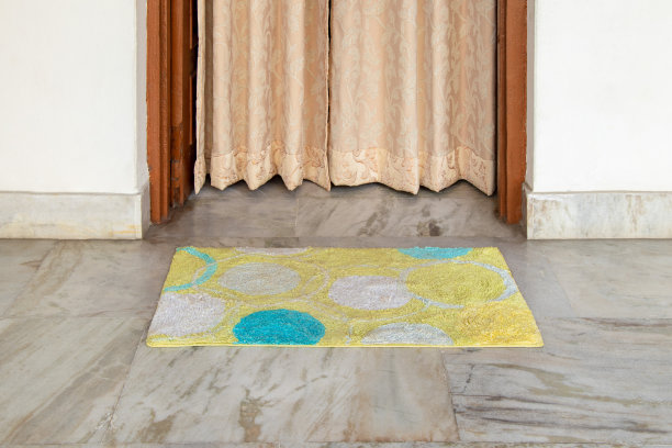 放置或躺在正门入口前的黄色门垫。图片下载