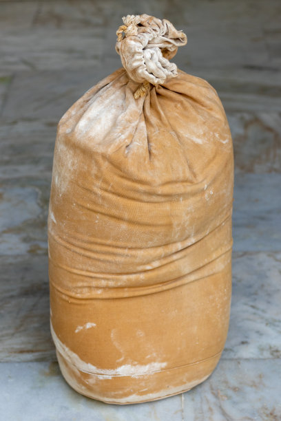 面粉装在大麻袋里，麻袋里装着小麦粉，躺在地上。图片下载
