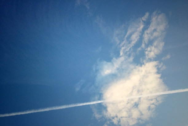 天空中凝结的蓬松云2图片下载