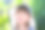 特写的快乐微笑的小女孩戴着一顶大帽子。孩子在户外玩耍的时间在夏天。图片下载