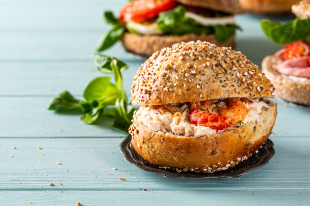 牛肉和新鲜番茄三明治图片下载