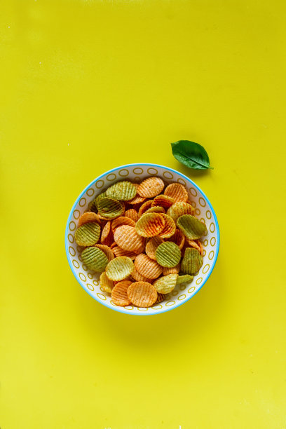 碗里的蔬菜薯条图片下载