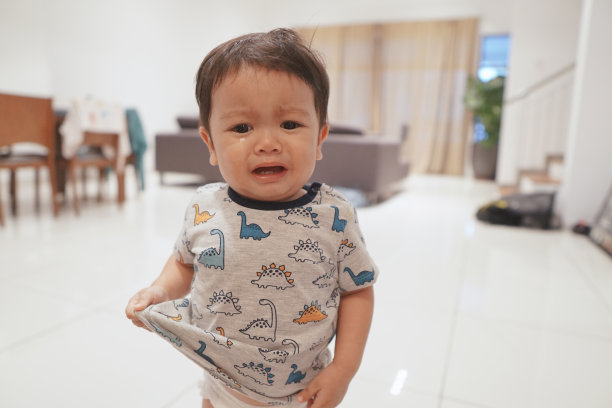 一个18个月大的男孩的特写照片有一个崩溃，哭得无法安慰。图片下载