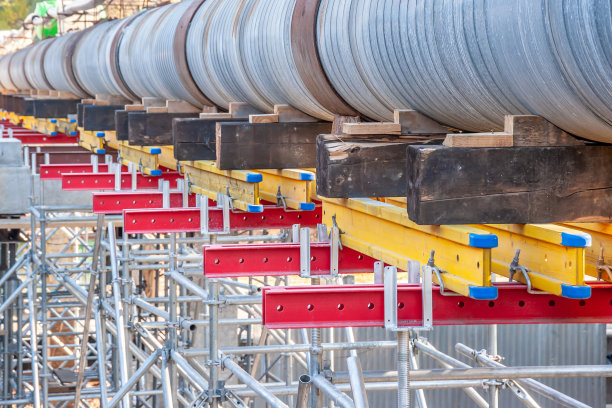 脚手架和木梁的支撑结构图片下载