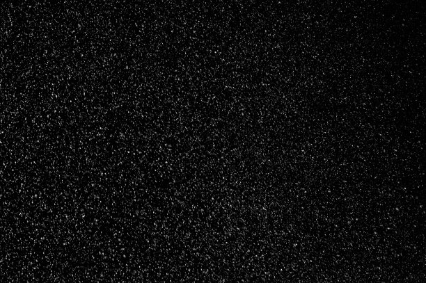 美丽的雪孤立在黑色背景图片下载