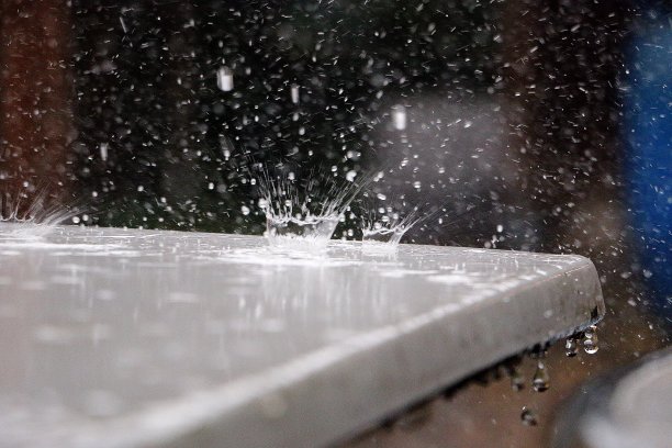 一滴雨点落在桌面上，像皇冠一样破碎图片下载