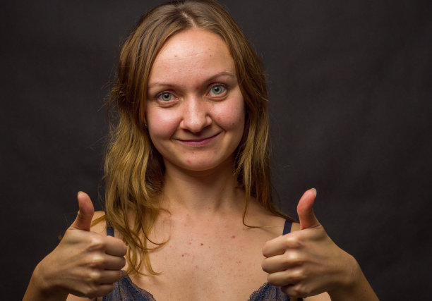 年轻女子的肖像，不化妆，低调，棕色的黑发，没有修饰的表情图片下载