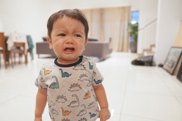 一个18个月大的男孩的特写照片有一个崩溃，哭得无法安慰。图片下载