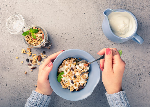 燕麦燕麦卷配浆果和酸奶图片下载