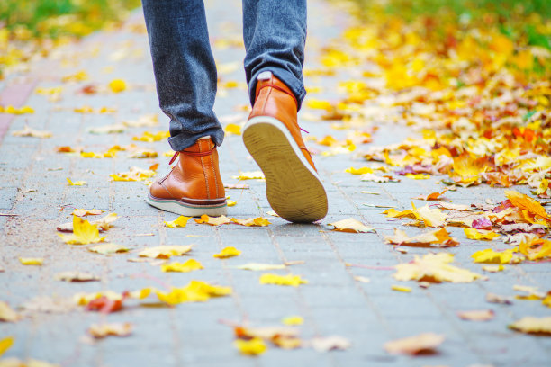 穿着棕色靴子走路的人的腿图片下载