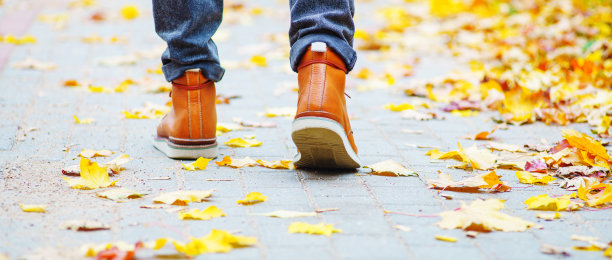 穿着棕色靴子走路的人的腿图片下载