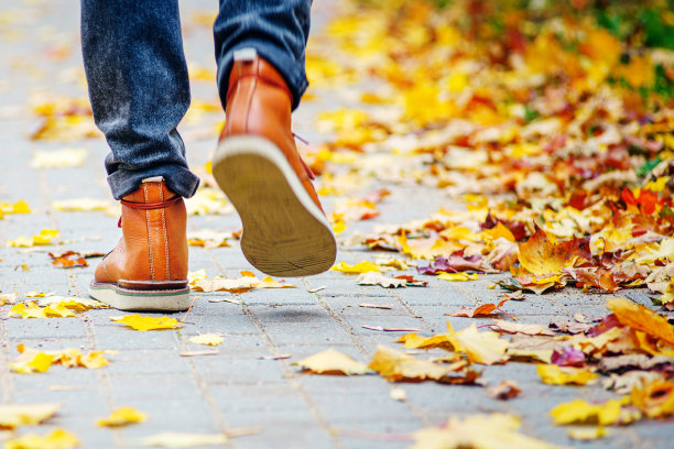 穿着棕色靴子走路的人的腿图片下载