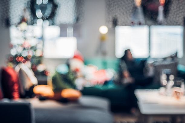 抽象模糊圣诞树装饰在客厅以散景为背景的房子，冬季节日庆祝节日图片下载