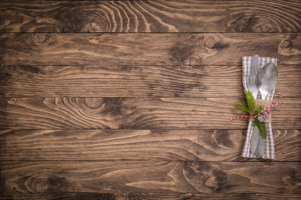 圣诞餐桌，亚麻餐巾放在木制的背景上图片下载