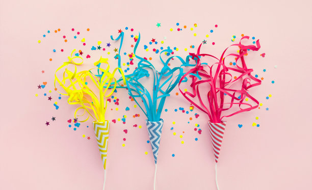 庆祝派对和周年概念的想法与彩色的纸屑，纸艺术在白色的背景。图片下载