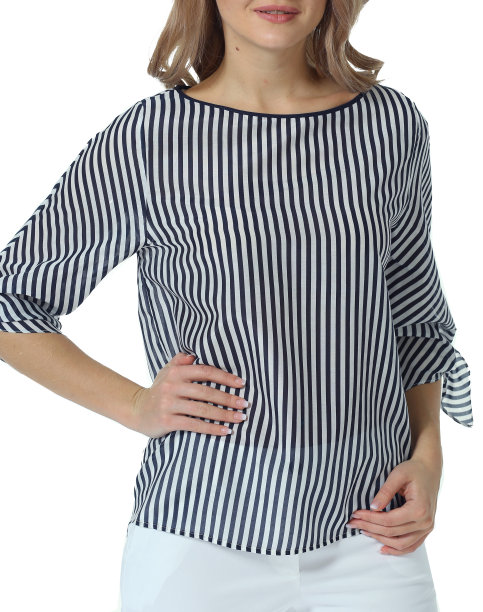 金发模特在条纹印花短袖衬衫近距离照片图片下载