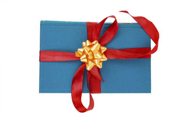 礼物书包装在红色丝带与一个蝴蝶结在白色的背景。图片下载