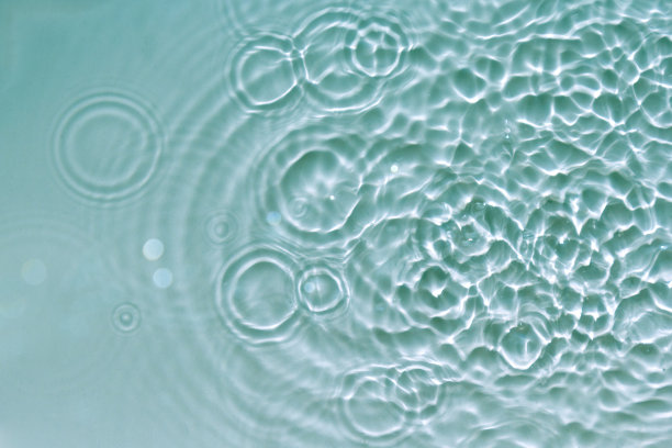 水抽象背景与蓝色涟漪水纹理，水花圆倒影在游泳池。俯视图图片下载