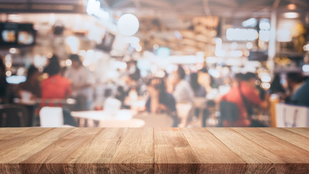 空的木头桌面上模糊的灯光散景在黑暗的夜晚咖啡馆餐厅背景图片下载
