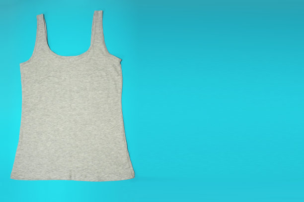 灰色无袖女性休闲背心上的蓝色背景。Copyspace。运动,健身aparrel。基本看。图片下载
