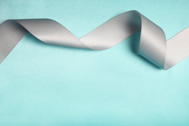 白色丝带上的蓝色丝绸纹理背景图片下载