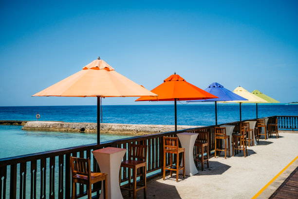 沙滩上五颜六色的阳伞图片下载