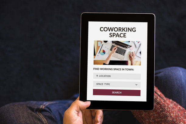 手持平板电脑与共同工作空间的概念在屏幕上图片下载