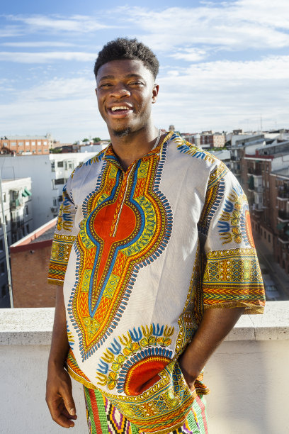 年轻的非洲男子穿着马里传统衬衫。图片下载