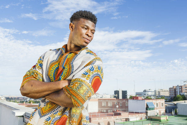 年轻的非洲男子穿着马里传统衬衫。图片下载