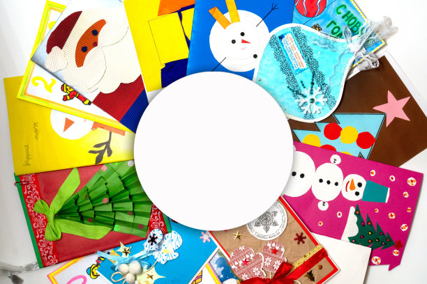 手工制作的明信片和收容所孩子们的照片被摆成一个圆圈。慈善机构。新年和圣诞节的概念。上面的俄文圣诞老人新年快乐"n图片下载