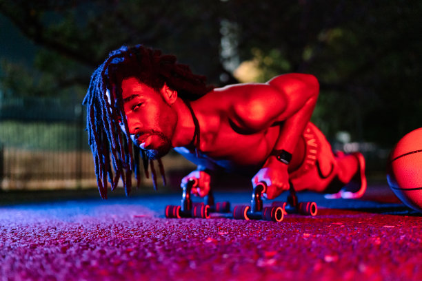 酷而健壮的黑人在晚上训练俯卧撑图片下载