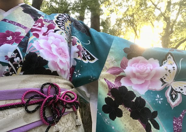 一件漂亮的和服和阳光图片下载