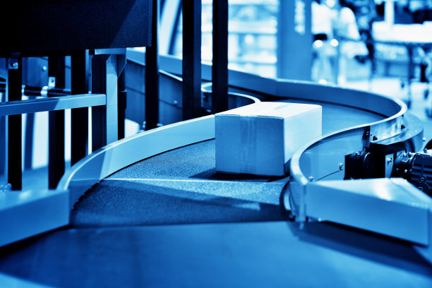 物流仓库输送带上的纸箱素材图片