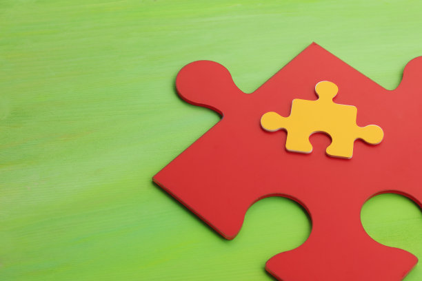 彩色背景上的拼图图片下载