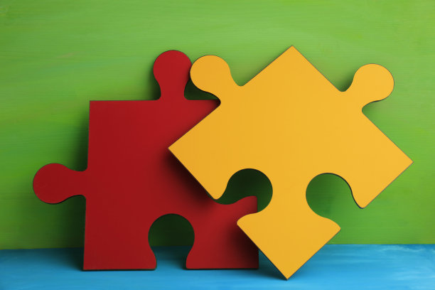 彩色背景上的拼图图片下载